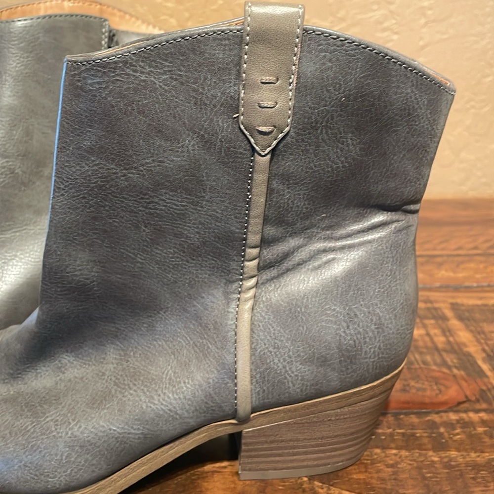 Universal Threads Gray Vegan Leather Ankle Boots sz 8.5 Like New! - Picture 2 of 6
